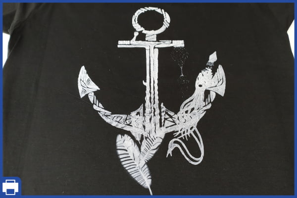 Camiseta preta estampada com tinta branca digital