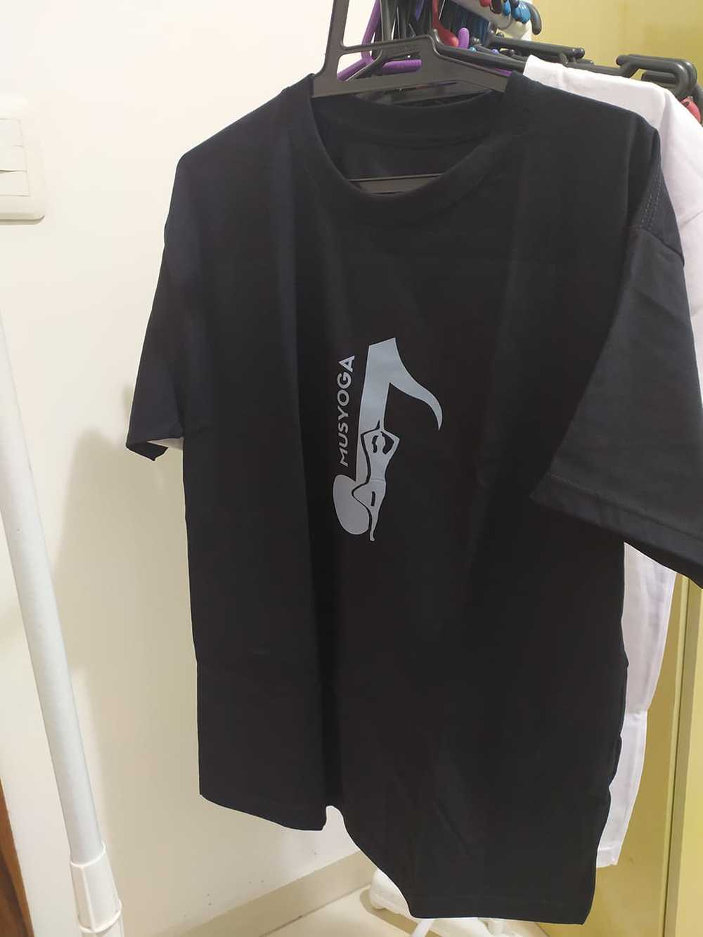 Camiseta preta com estampa branca